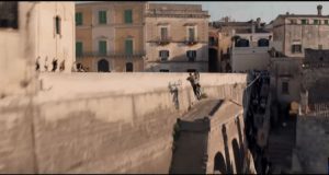 No Time To Die - Salto con la moto