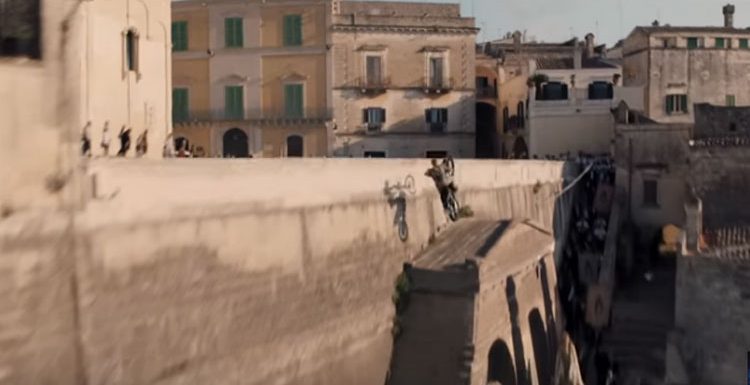 No Time To Die - Salto con la moto