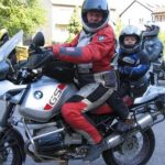 Bambino passeggero in moto