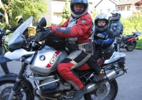 Bambino passeggero in moto