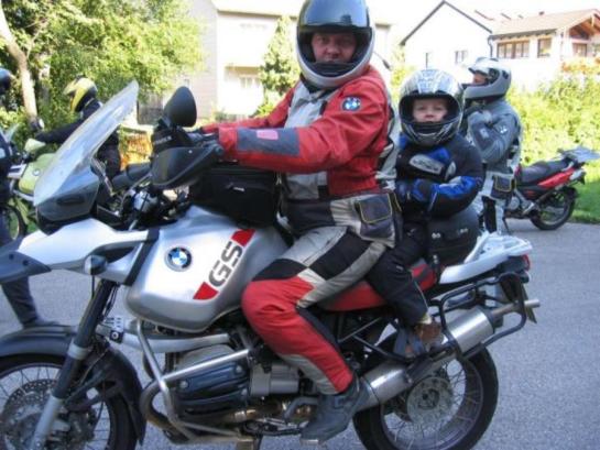 Bambino passeggero in moto