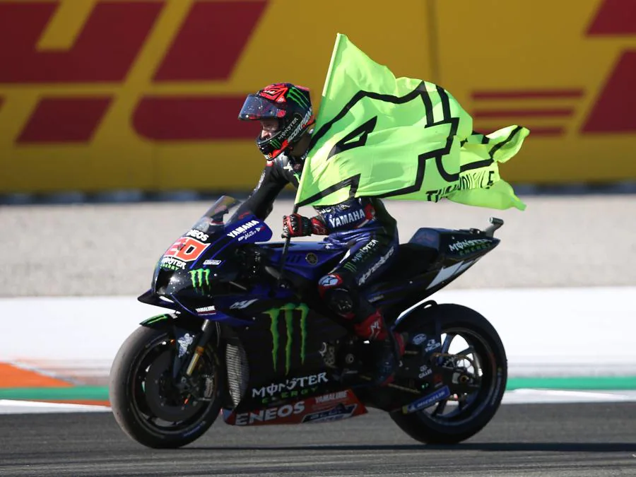 Fabio Quartararo con la bandiera di Valentino Rossi VR46