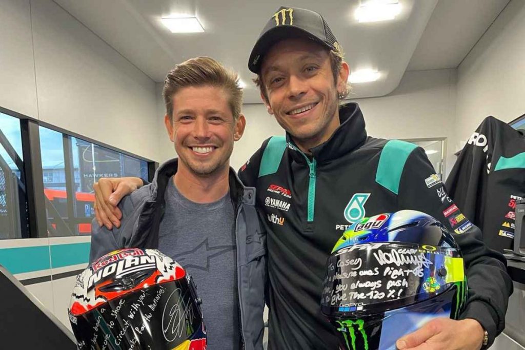 Valentino Rossi e Casey Stoner si scambiamo i caschi