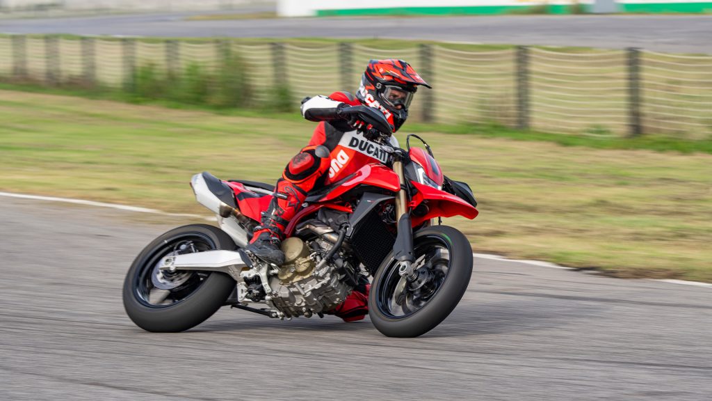 Ducati Hypermotard 698 Mono - Red in pista