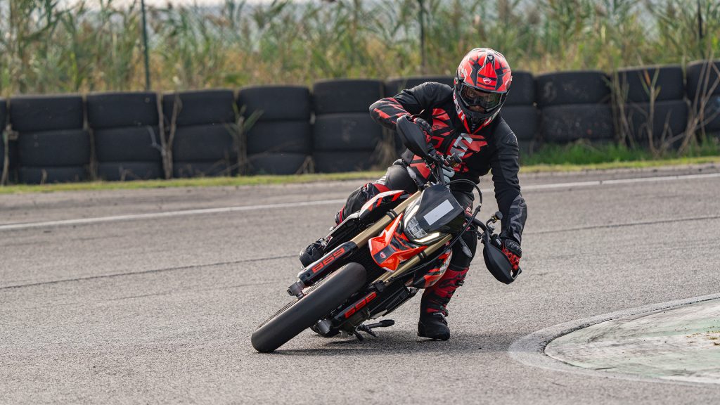 Ducati Hypermotard 698 Mono RVE -- in pista