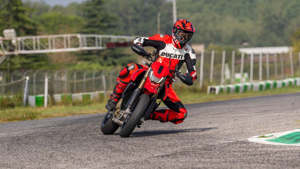 Ducati Hypermotard Mono 698 Red in pista