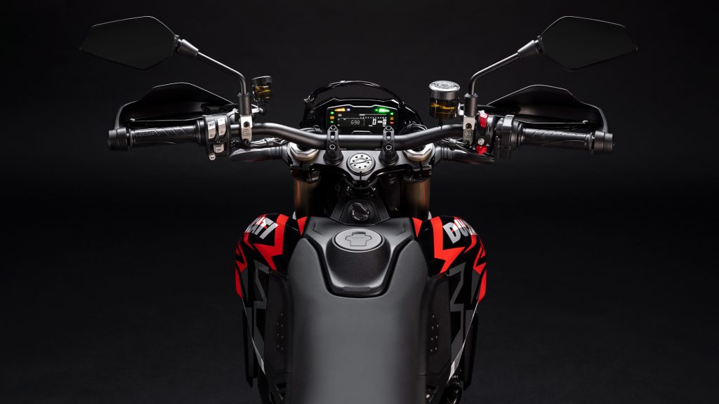 Ducati Hypermotard 698 Mono RVE - Serbatoio e strumentazione